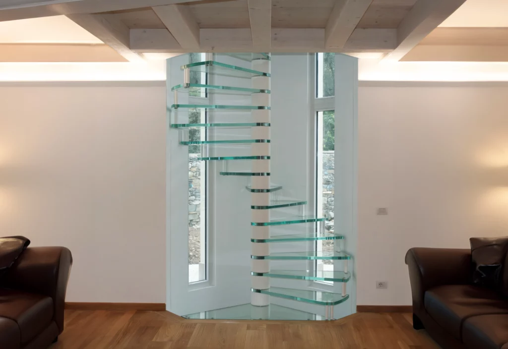 scala a chiocciola grande di lusso con gradini in vetro trasparente e palo in acciaio bianco, senza ringhiera