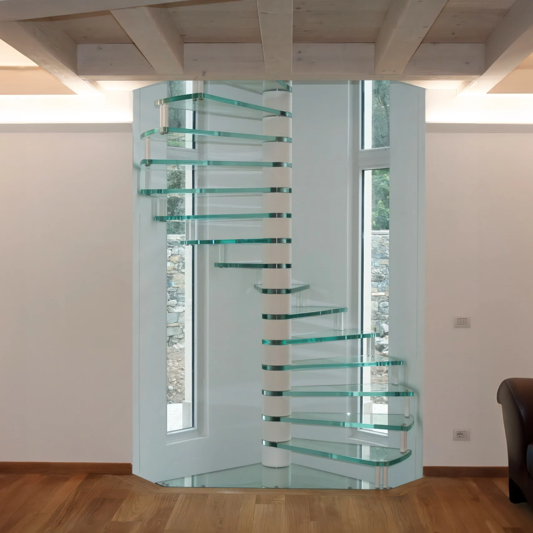 scala a chiocciola con gradini in vetro strutturale