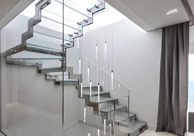 scala in acciaio inox lucido e gradini in vetro moderna