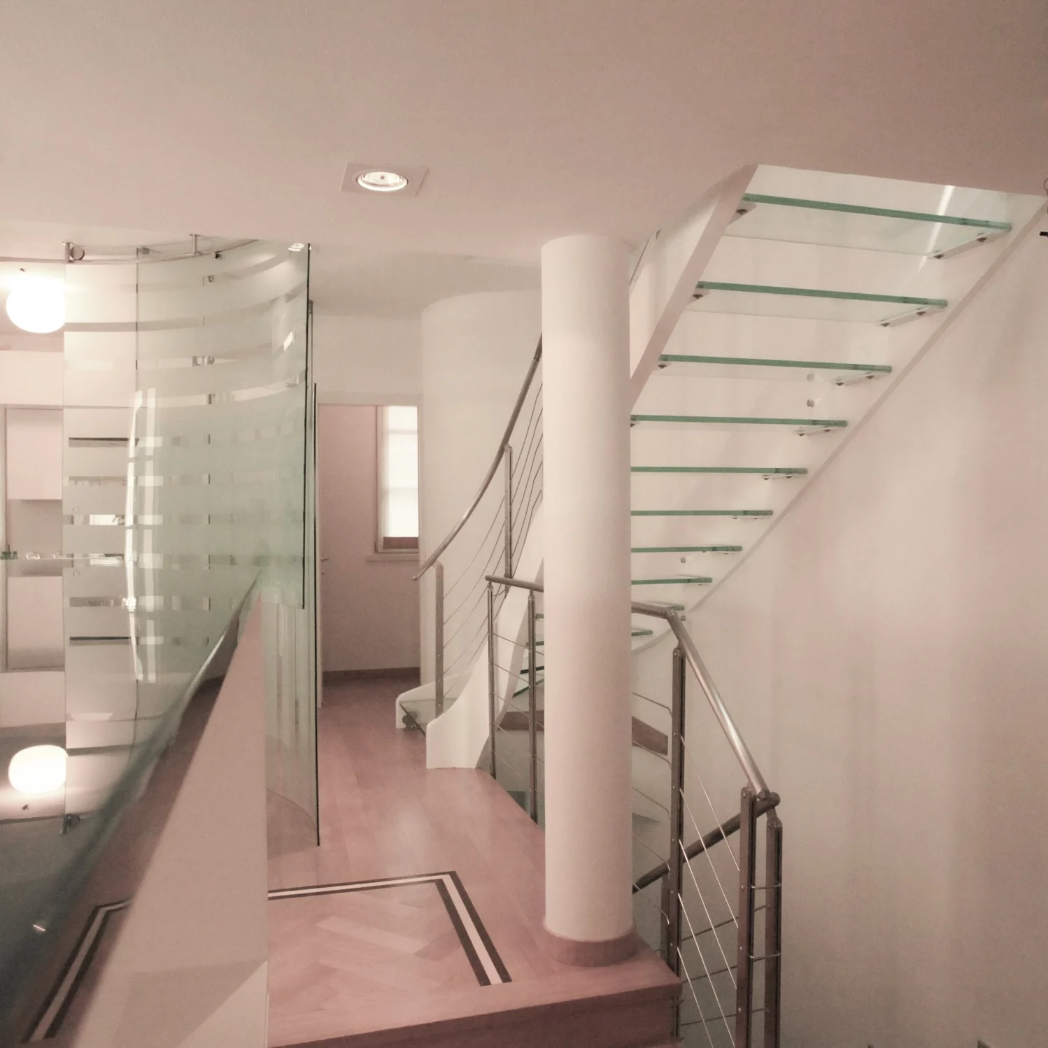 scala con gradini in vetro trasparente e cosciale bianco